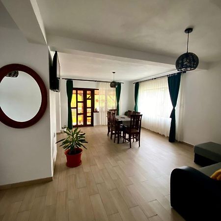 Casa Alex Hotel คูร์ตา เด อาร์เจช ภายนอก รูปภาพ